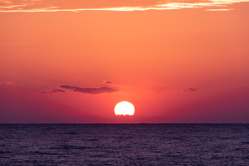 海上に昇る朝日