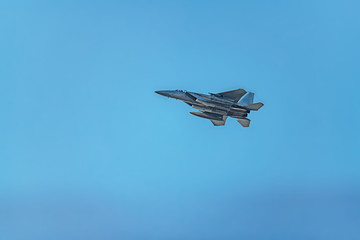 滑空する戦闘機