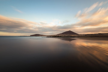 Playa del médano reflejada al atardecer