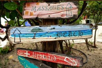 Obraz premium Curacao – Wooden signboards at Playa Porto Mari