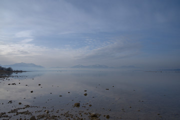 Blick auf die Alpen am Chiemseestrand