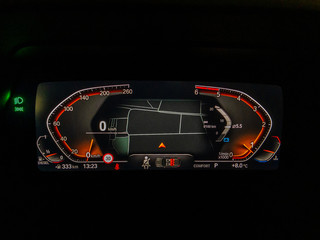 Modernes Fahrzeugarmaturenbrett mit schwarzem Hintergrund