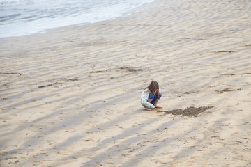 Pintando sobre la arena de la playa
