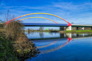 Obraz premium Bunte Brücke in den Ruhrauen in Duisburg Ruhrort