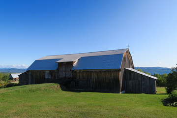 Obraz premium Charlevoix, Canada - september 2019: farm with metallic roof facing the Saint Lawrence river in Charlevoix