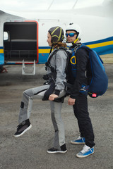 The correct position of the passenger's body during the piloting of the canopy during a parachute jump in tandem, side view. Parachute jumping.