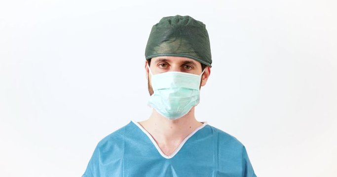Dottore sconfortato dice di no con la testa di fronte la telecamera. Operazione non riuscita, concetto di tristezza e delusione. Sfondo bianco.