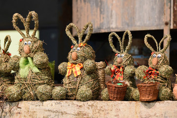Ein Osterhase aus Heu - Osterschmuck und Brauchtum im Salzkammergut - An Easter bunny made of hay -...