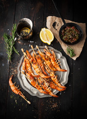 Delicious grilled shrimp with lemon, spices and sauce - 324586523