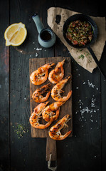 Delicious grilled shrimp with lemon, spices and sauce - 324586568