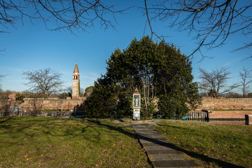 Obraz premium Island Mazzorbo with church San Michele Arcangelo in background on a sunny day in winter