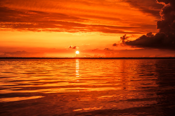 Roter Sonnenuntergang am Meer