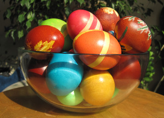 Fototapeta na wymiar Beautiful multicolored Easter eggs in a bowl