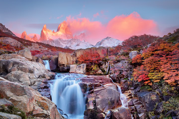 Geweldige mount Fitz Roy en de waterval bij roze dageraad, Los Glaciares National Park, Andes, Patagonië, Argentinië