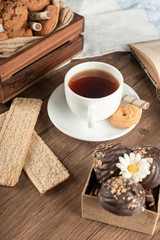 Obraz na płótnie Canvas A cup of tea with some crispy crackers.