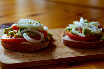 Tomaten Brot mit Avocado und Zwiebeln 