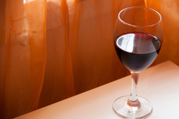 Vaso de Vino tinto sobre la mesa