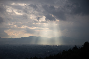 Rayo de luz entre las nubes (Japón)