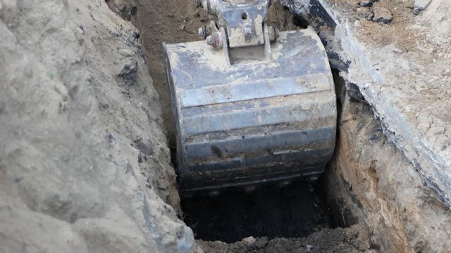 Large bucket bucket excavator. digging trenches