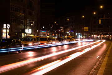 Fototapeta na wymiar fließender Verkehr bei Nacht