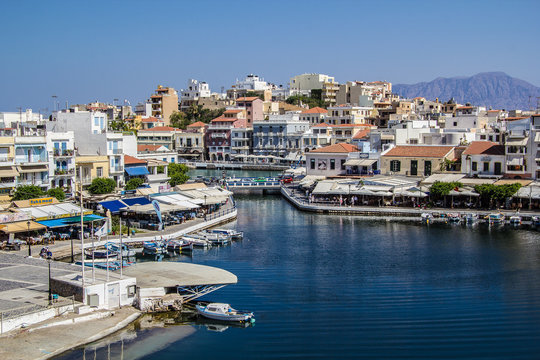 Panorama greckiego miasta portowego