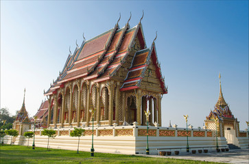 Naklejka premium temple and blue sky in Thailand