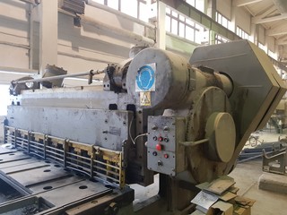 Old powerful machine which can cut iron sheets