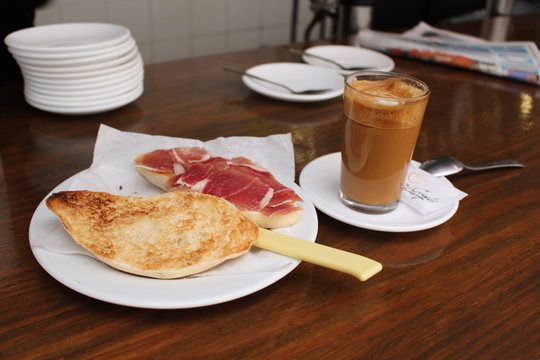 śniadanie w hiszpańskim stylu