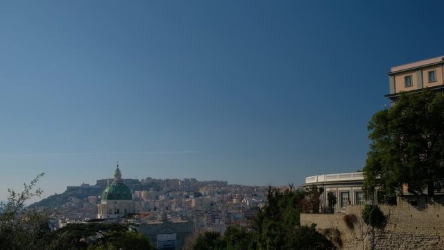 N&aacute;poles. C&uacute;pula de la Basilica dell'Incoronata Madre del Buon Consiglio y avi&oacute;n. Campania, Italia, Europa.