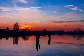 bricole al tramonto sul canal bianco