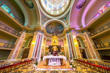 Obraz premium Symmetrical wide angle view of the apse of a colorful baroque Sicilian cathedral