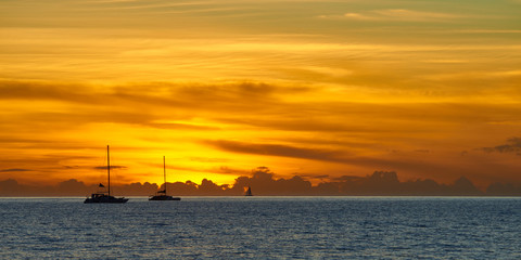 Fototapeta na wymiar Seascape panoramic view at sunset. Boats and yachts in the foreground. Hawaii, Maui island.