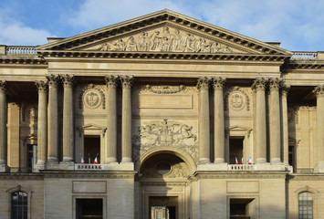 Paris, France, le palais du Louvre, musée, et ses pyramides de verre.
