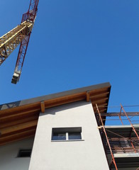 Lavori in corso nel cantiere edile in primavera