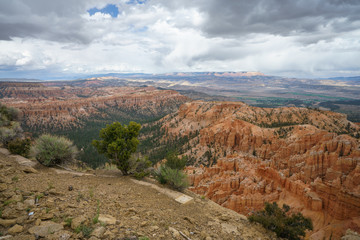 hiking the peek-a-boo loop in bryce canyon in utah in the usa