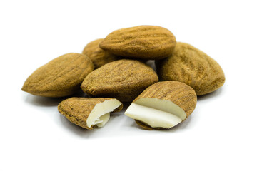 Mandelkerne isoliert auf weißem Hintergrund