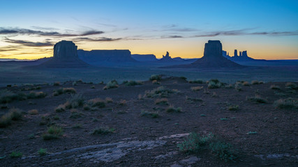 Fototapeta na wymiar sunset at artists point in monument valley, usa