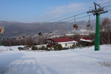 Obraz premium people enjoy outdoor activities in the mountains, skiing and snowboarding