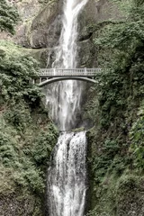 Foto auf Acrylglas Khaki Multnomah Falls und Benson Bridge in der Columbia River Gorge in der Nähe von Portland, Oregon. USA reisen.