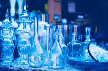 Gläser auf dem Flohmarkt