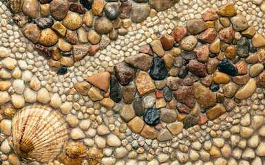 Stones, pebbles and shells of different sizes in a pattern