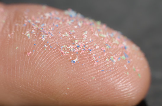 Mikroplastik winzige Plastik Kunststoff Partikel auf Finger