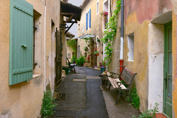Rue La Vialle et le chat tigré à Buisson (84110), département de Vaucluse en région Provence-Alpes-Côte-d'Azur, France