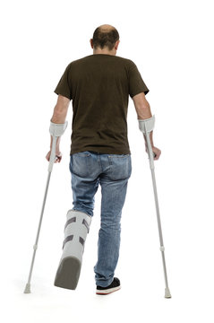 Beinbruch Patient Person mit Orthese und Kr&uuml;cken