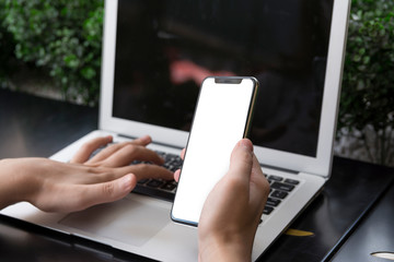 Mão feminina segurando um smartphone com tela branca. Mockup