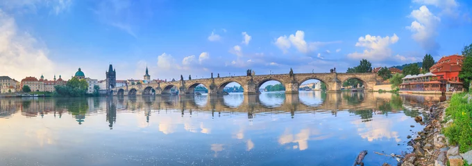 Papier Peint photo Lavable Pont Charles Paysage d& 39 été de la ville au lever du soleil - vue sur le pont Charles et la rivière Vltava dans le quartier historique de Prague, République tchèque