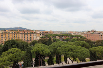vista panoramica de roma con los edificios adentrándose entre los arboles