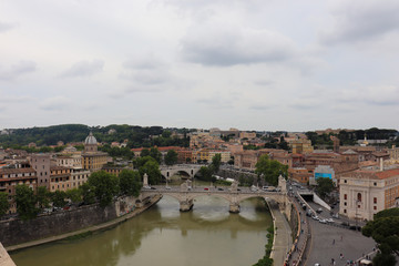 Fototapeta na wymiar estructura de un puente en la ciudad de roma por encima del rio