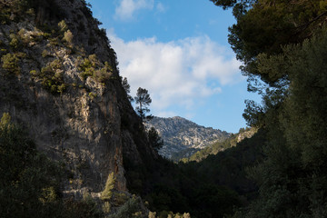 acantilado y montañas con el cielo y nubes 