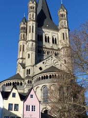 Turm von Gross-Sankt-Martin mit Hausfassaden in Köln / Hochformat